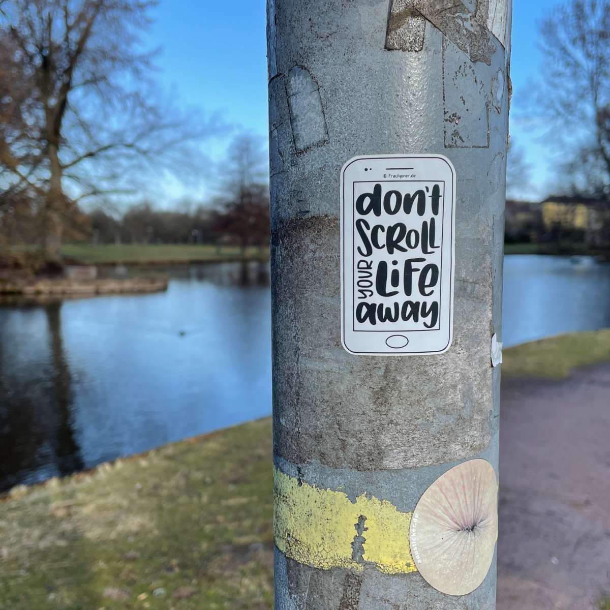 Don't scroll your life away – als Sticker