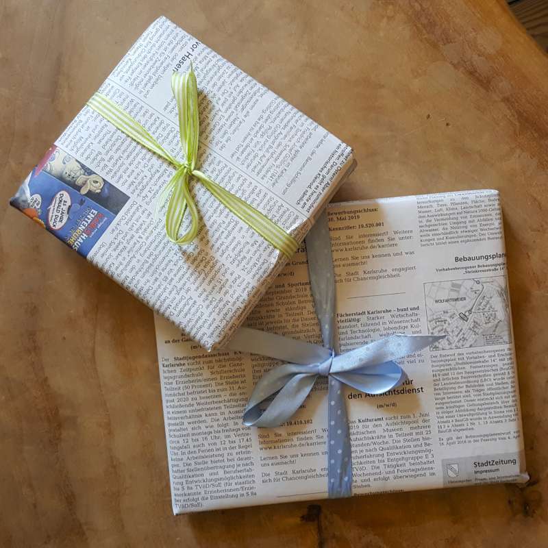 Geschenke in Zeitungspapier verpackt
